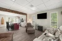 Branson Downtown Trolley House - Bungalows