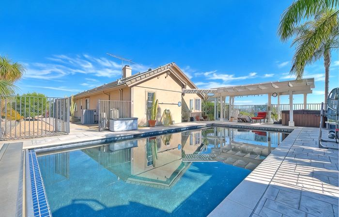Hilltop Private Estate W/ Views, Pool, Hot Tub, Mini Golf & More!!