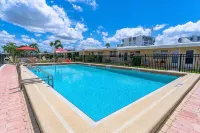 Steps to Siesta Key Beach!  Pool, Tennis Court, Shuffle Board, Pickle Ball! - مسبح