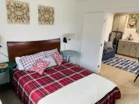 Gorgeous 2 bedroom apartment in new house with waterfront views in Duck Cove