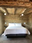 8 miles to Mount Rushmore - Sleeps 2 to 6