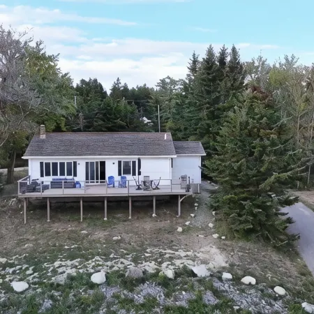 Duck Cove Cottage overlooking beautiful Blue Hill Bay