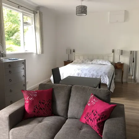 Spacious Studio Apartment with en-suite, full kitchen and private entrance Các khách sạn ở Roybridge