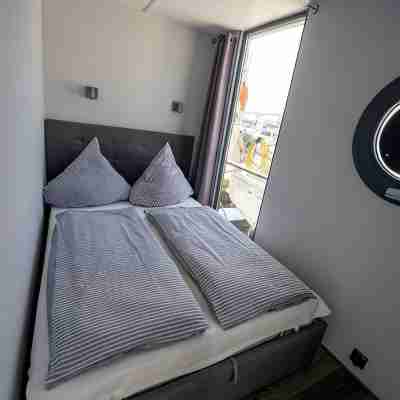 Houseboat Luv in Sonwik harbor with a view of Denmark Rooms