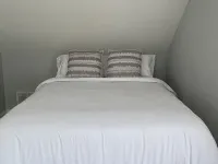 Cape Cod Loft - Near Beaches & Canal Ξενοδοχεία στην πόλη Bourne