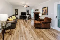 Beautiful Home Close To Everything - Bungalows