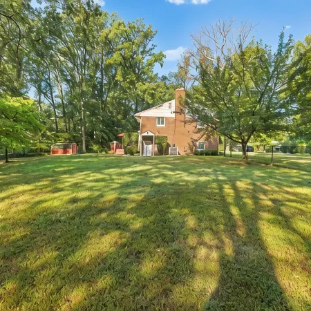 Dog Friendly with Fully Fenced Half Acre Yard, Prime Location, and in-Law Suite! Hotels in Springfield