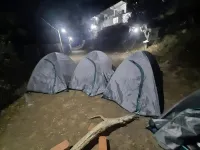 Janardan Campsite Kausani - con vistas a la montaña