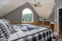 PRIVATE! 2 Miles To PF! Charming 4BR Farmhouse w/Hot Tub, PT, Fire Pit & VIEWS! - Farmhouses