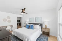 Beach House King Bed Pet Friendly! Fast Wi-Fi Netflix Garage