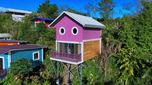 Charming 1-bedroom chalet in lush Poas with cascading pools & raw nature  WiFi - 民宿