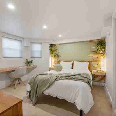 Modern Luxury 2-bedroom Apartment Rooms