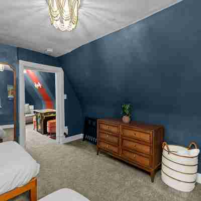 Walk to Restaurants, Cafes & Park Rooms