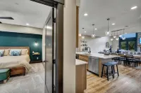 The Summit-Walkable to Town with 3 King Suites and Hot Tub and Sauna - Homestays
