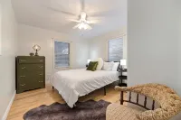 MidCentury Modern 3BR 2BA + Hot Tub in College District