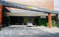 Sunrise Hotel Semarang - Parkplatz