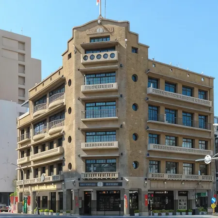 Phoenix Landing: A guesthouse with elevator access, accommodating 4-70 guests.