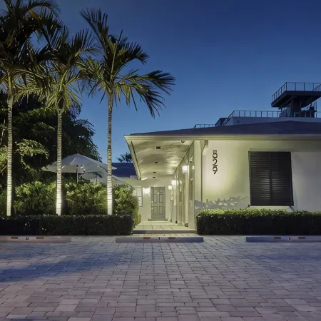 Modern & Spacious Luxury Apartment – Steps to the Beach