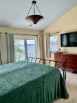 Beautiful Lakefront Retreat in Carlin Bay - Jacuzzi
