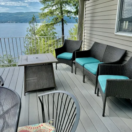 Beautiful Lakefront Retreat in Carlin Bay