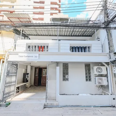 CASA Sukhumvit 39 Отели рядом с достопримечательностью «Станция надземного метро Phrom Phong»