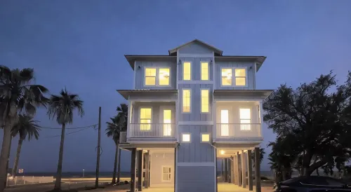 Blue Pelican 2 Beachfront Vacation Rental Home - 4성급