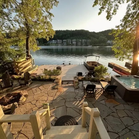Warluskee Luxury Lakefront Cottage w/ Hot Tub