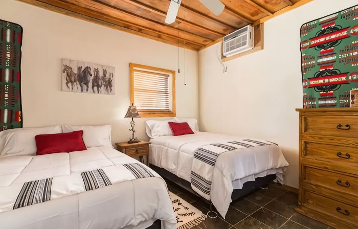 Cozy ranch guest house on 300 acre Ranch, pets okBig Thicket National Preserve