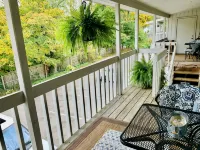 ROMANTIC TOP FLOOR, DOWNTOWN NESTING w KING BED & WATER VIEW OF MT. BALDHEAD - Pool