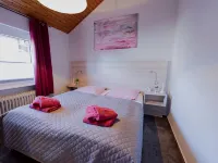 Light-flooded architect house in a quiet location FeWo "Red" Hotels in Edertal
