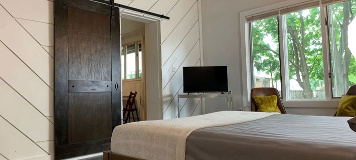 Pet Friendly 1 BR Apartment in Uptown Kingston + Huge Backyard & Full Kitchen Hotels in Kingston