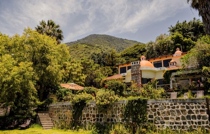 Lakefront Villa with Jacuzzi and Basketball Court