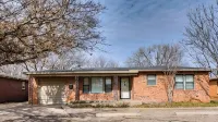 Harmony Home - 4/2 sleeps 11, 1 mile to Texas Tech - 방갈로