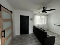 Cozy Home Centrally Located Near Beach Cities & Airport. - 홈스테이