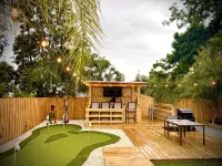 Completely renovated luxury home. Putt putt golf, bocce, etc.  Walk to downtown! - บังกะโล