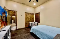 Tuscan Villa Outdoor Living, Jacuzzi & Gym - Villas