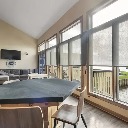 Lovely 2 Bedroom condo with marina view and pool