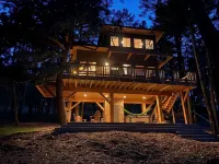 Upscale Treehouse Escape - Hot Tub & Mountain Air - Boutique