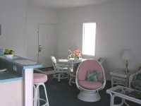 Top Floor with Balcony, with a Pool View, 4 Minutes to Beach Hotels in Sunset Beach