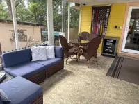 Off Duty Retreat ~ Sleeps 10,  Screen Porch, Plenty of Parking, Blackstone Grill - Homestays