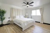 Perfect modern space to relax & play. Central & close to all attractions!