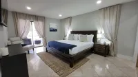 Designer 3 Br Home Heated Pool 3 mi. from the Beach & Downtown Private Backyard - 4-نجوم