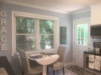 Grace's Getaway: Newly refurbished.Two blocks to the beach! - 4-Star