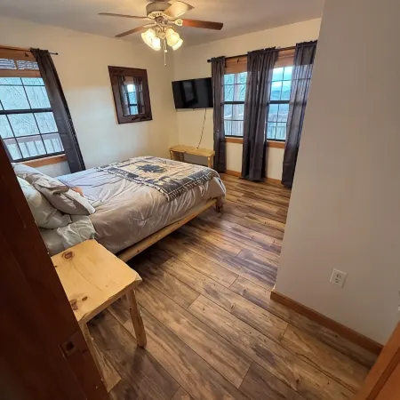 Lazy Bear Cottage-No Cleaning Fees & direct access to Brimstone