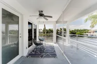 Serene Waterfront 2BR 2BA with Intracoastal Views, Pool, Balcony, Parking - Bungalows
