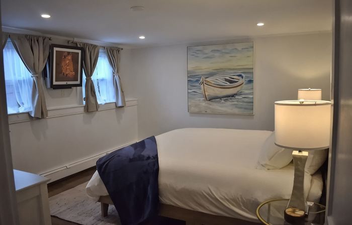 Anchors Away Inn 2 Br Apt 1 min walk to the Beach King & Queen
