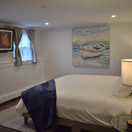 Anchors Away Inn 2 Br Apt 1 min walk to the Beach King & Queen