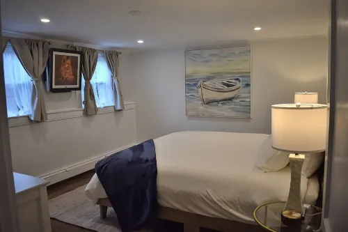Anchors Away Inn 2 Br Apt 1 min walk to the Beach King & Queen - Wifi