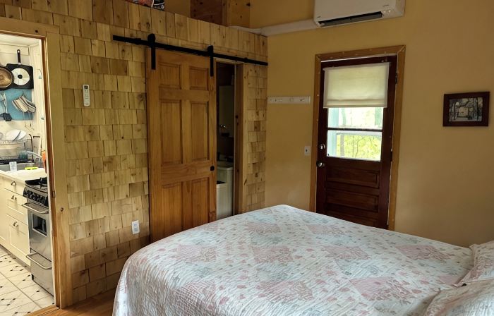 Cozy cottage 3/4 mile from Oak Bluffs harbor
