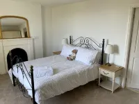 Bay View House, Luxury Coastal Retreat, Sea Views , Hot Tub and Private Parking - Boutique